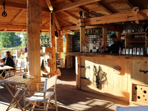 L’Ilot Bar : Une Expérience Lounge Unique sur le Lac Perrin