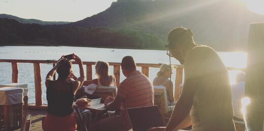 L’Ilot Bar : Une Expérience Lounge Unique sur le Lac Perrin